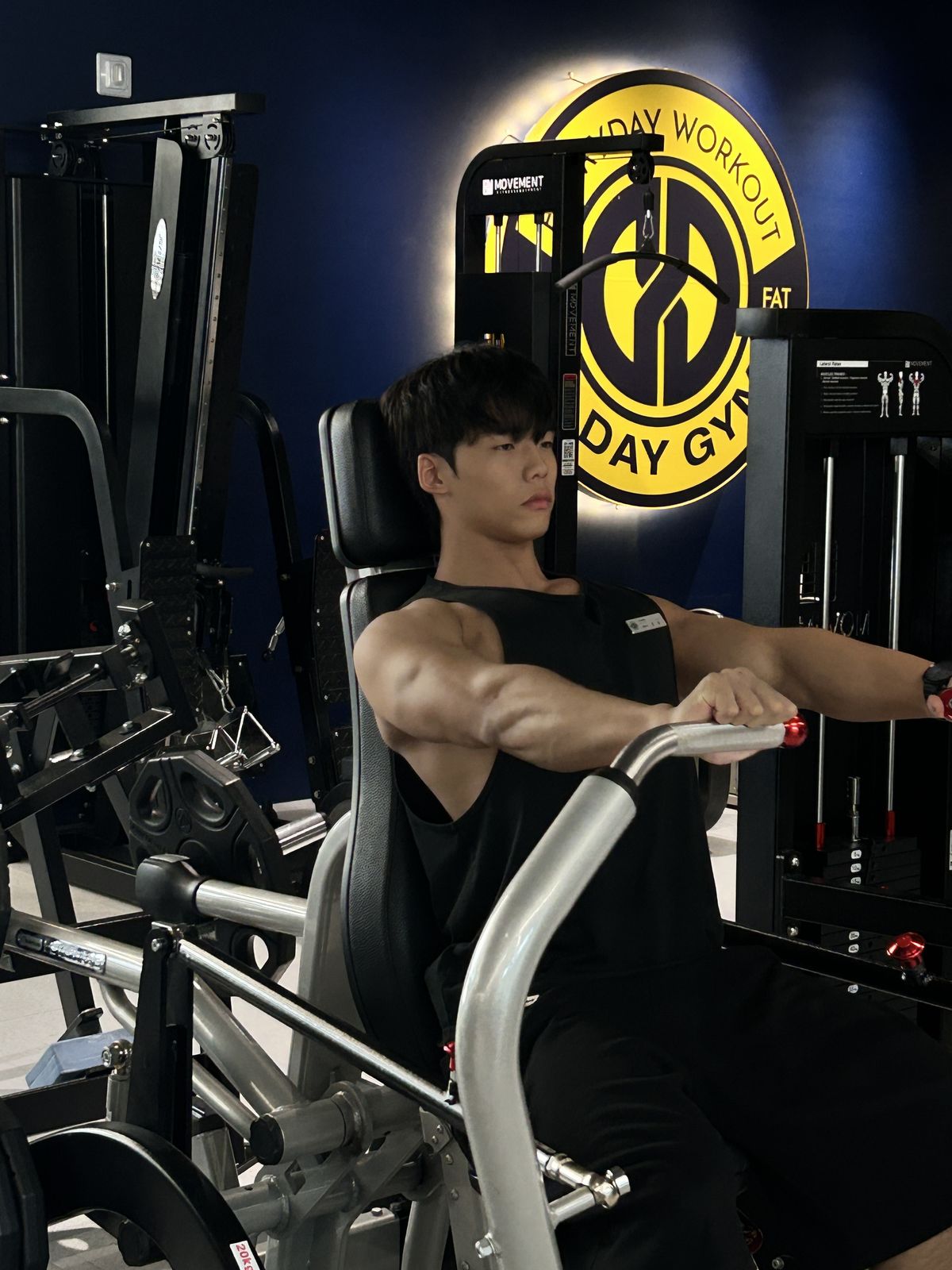 로고 조명 앞에서 운동하는 모습